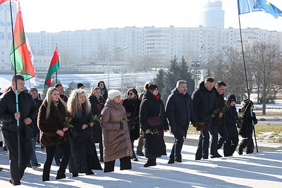 В День защитников Отечества к стеле \"Минск - город-герой\" возложили цветы