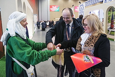 Делегаты ВНС из разных регионов страны посетили выставку \"Моя Беларусь\"