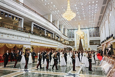 Вальс, кадриль и полонез. Дворец Независимости собрал участников красочного новогоднего бала