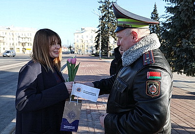 \"Непередаваемые эмоции!\". Сотрудники ГАИ поздравили витебских автоледи