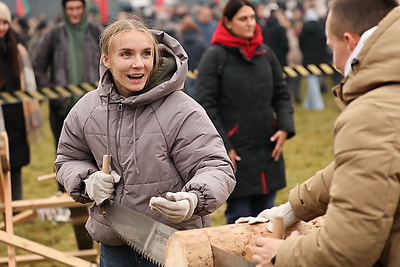 Невероятная атмосфера. Четвертый чемпионат по колке дров среди СМИ проходит в Минском районе