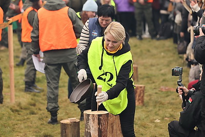 Невероятная атмосфера. Четвертый чемпионат по колке дров среди СМИ проходит в Минском районе