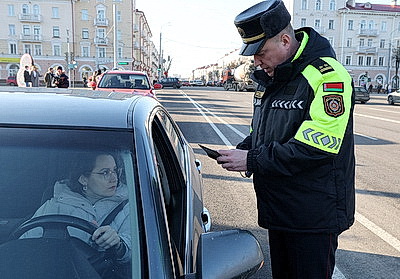 \"Непередаваемые эмоции!\". Сотрудники ГАИ поздравили витебских автоледи