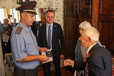 В Бресте ветеран Петр Светкин принимает поздравления с 100-летием