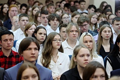 Профессия с большим сердцем. Перцов в Витебске вручил студенческие билеты будущим ветеринарам
