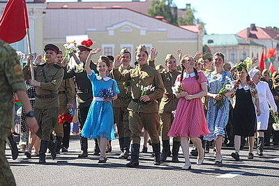 Более 2 тыс. человек прошли по центру Гродно в \"Шествии поколений\"