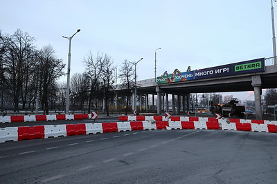 Закрытие путепровода в Минске вызвало затруднения в городском трафике