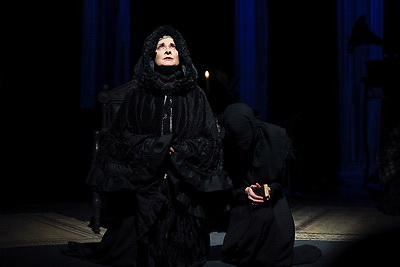 Спектакль \"Волки и овцы\" в рамках гастролей представили российские артисты на сцене молодежного театра