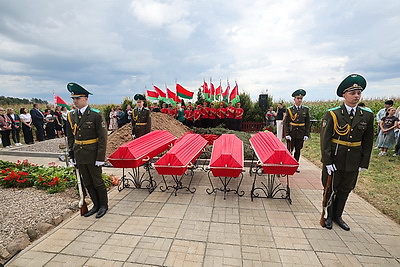 Останки 25 воинов Первой мировой войны захоронили в братской могиле в Гродненском районе