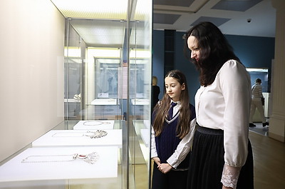 \"Элегантность серебра\". В Национальном художественном музее представили сокровища оманского двора