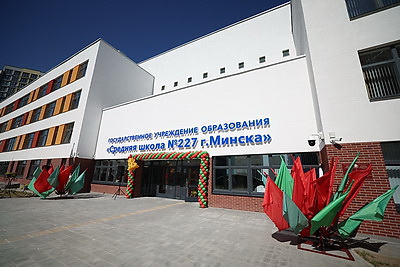Железнодорожный класс и шикарная спортивная база. Новую школу открыли в Минске