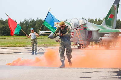 Высший пилотаж. Как в Мачулищах отпраздновали День военно-воздушных сил Беларуси