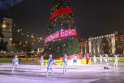 Огни зажгли на главной елке Бреста