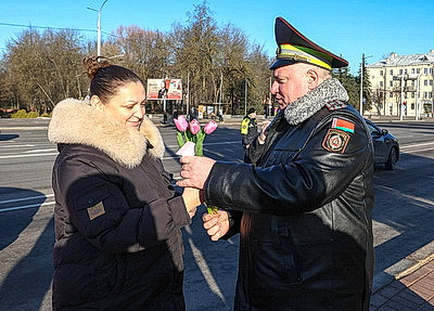 \"Непередаваемые эмоции!\". Сотрудники ГАИ поздравили витебских автоледи