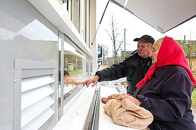 \"Продуктов вдоволь, заказы - в тетрадке\". Как автолавка делает жизнь на селе более комфортной