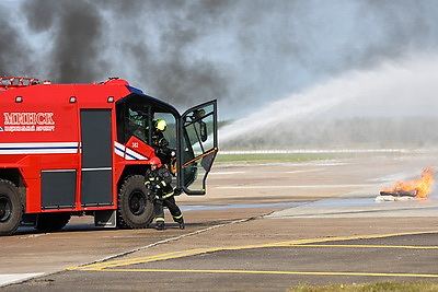 В Национальном аэропорту Минск прошло учение по тушению пожара и спасению людей