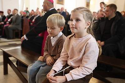 С букетом васильков в руках. Клаудио Гуджеротти возглавил литургию в брестском костеле Воздвижения Святого Креста