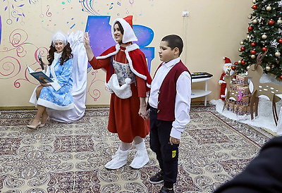 Воспитанники центра коррекционно-развивающего обучения в Гомеле принимали подарки в ходе акции \"Наши дети\"