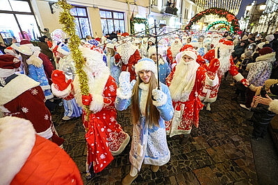 Шествие Дедов Морозов и Снегурочек собрало в Гродно более 700 участников