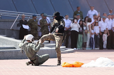 Воздушные маневры, выставка техники и каша по-армейски. Как в Минске прошел праздник ко Дню десантников