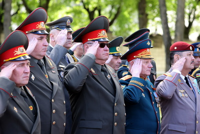 Знамя Победы подняли у здания посольства России в Минске