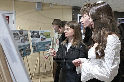 \"Взгляд в будущее\". Выставка БЕЛТА \"Параллельные миры\" представлена в БГУКИ