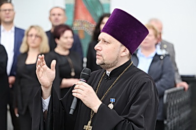 Сотни юных миротворцев собрались в центре Минска на линейку к Международному дню мира