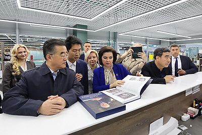 Парламентская делегация КНР посетила \"Першы нацыянальны гандлёвы дом\", Музей истории ВОВ и \"Великий камень\"