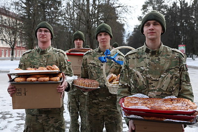 Акцию \"Мамины пироги\" встретили в войсковой части 3214