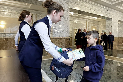 По следам Королевы Зимы. Дворец Независимости погрузился в новогоднюю сказку