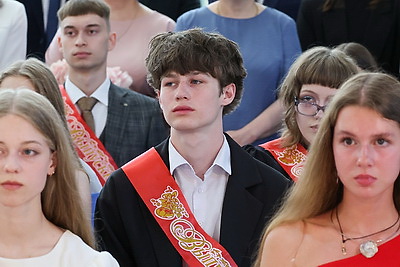115 выпускникам школ Первомайского района Витебска вручили золотые и серебряные медали