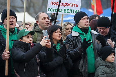 Невероятная атмосфера. Четвертый чемпионат по колке дров среди СМИ проходит в Минском районе