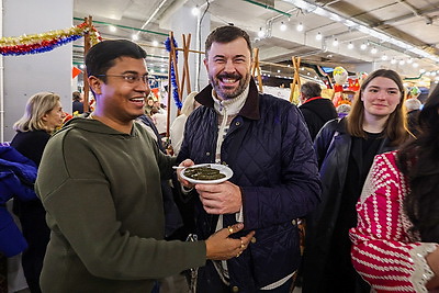 Добро, мир и рождественские подарки. Супруги послов провели предновогоднюю благотворительную ярмарку