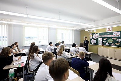 Современная и просторная. Новая школа в Боровлянах на 1 тыс. мест приняла первых учеников