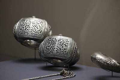 \"Элегантность серебра\". В Национальном художественном музее представили сокровища оманского двора