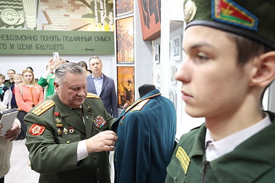 Медаль Героя Советского Союза Василия Козлова передали музею школы №122 в Минске