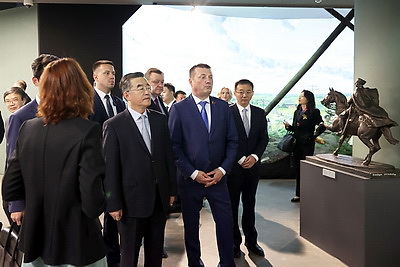 Парламентская делегация КНР посетила \"Першы нацыянальны гандлёвы дом\", Музей истории ВОВ и \"Великий камень\"