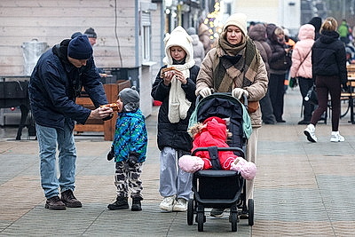 Зимняя сказка и вкусные угощения. Рождественская ярмарка открылась у Дворца спорта в Минске