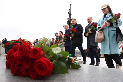 В праздник Первомая состоялось возложение цветов к стеле \"Минск - город-герой\"