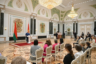 Лукашенко вручил госнаграды женщинам из различных сфер деятельности и регионов страны