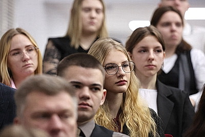 \"Мы учились в одно время\". Книгу \"Наш Президент\" презентовали в альма-матер Лукашенко