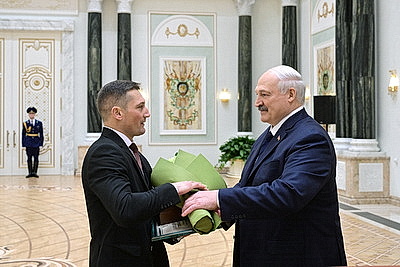 Лукашенко вручил награды заслуженным аграриям Беларуси