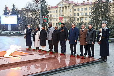 Спикер Сената Республики Кения возложил цветы к монументу Победы в Минске