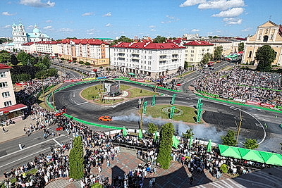 Адреналин, рев моторов в центре города. Соревнования по дрифтингу прошли Гродно