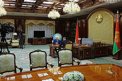 Лукашенко принял с докладом главу Администрации Президента