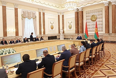 О смыслах Дня народного единства. Лукашенко проводит большую встречу с идеологическим активом и экспертами