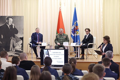 Медаль Героя Советского Союза Василия Козлова передали музею школы №122 в Минске
