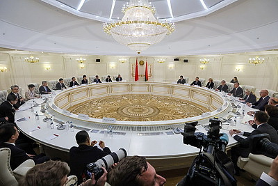 Крутой провел встречу с членом Постоянного комитета Политбюро ЦК КПК