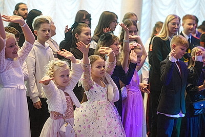 Дед Мороз, подарки и хороводы. 800 детей собрал благотворительный праздник в Гродно