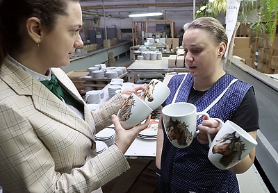 На ЗАО \"Добрушский фарфоровый завод\" изготовили тематическую продукцию к Новому году